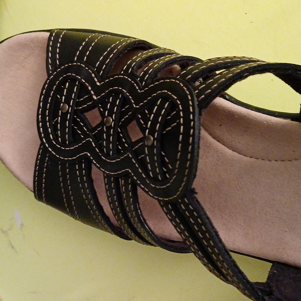 Clark's sandals brown with velcro closure.   Size 7 - Picture 5 of 5